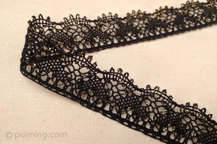 2019.10 Bobbin Lace Edging with Little Hearts & Knitted Baby Booties